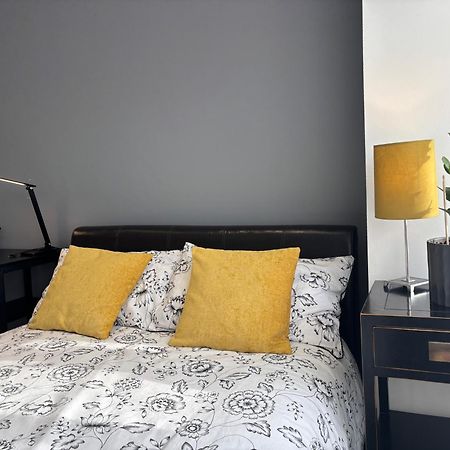 Entire House Floor Perfect For Couples & Freelancers - Available For Single Too Hotel Лондон Екстериор снимка
