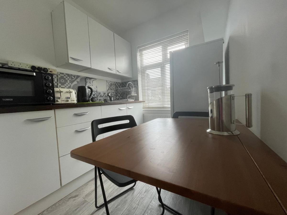 Entire House Floor Perfect For Couples & Freelancers - Available For Single Too Hotel Лондон Екстериор снимка