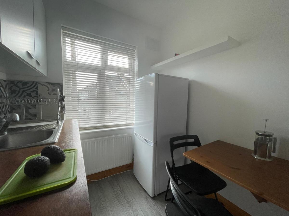 Entire House Floor Perfect For Couples & Freelancers - Available For Single Too Hotel Лондон Екстериор снимка