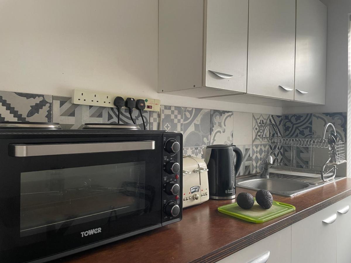 Entire House Floor Perfect For Couples & Freelancers - Available For Single Too Hotel Лондон Екстериор снимка