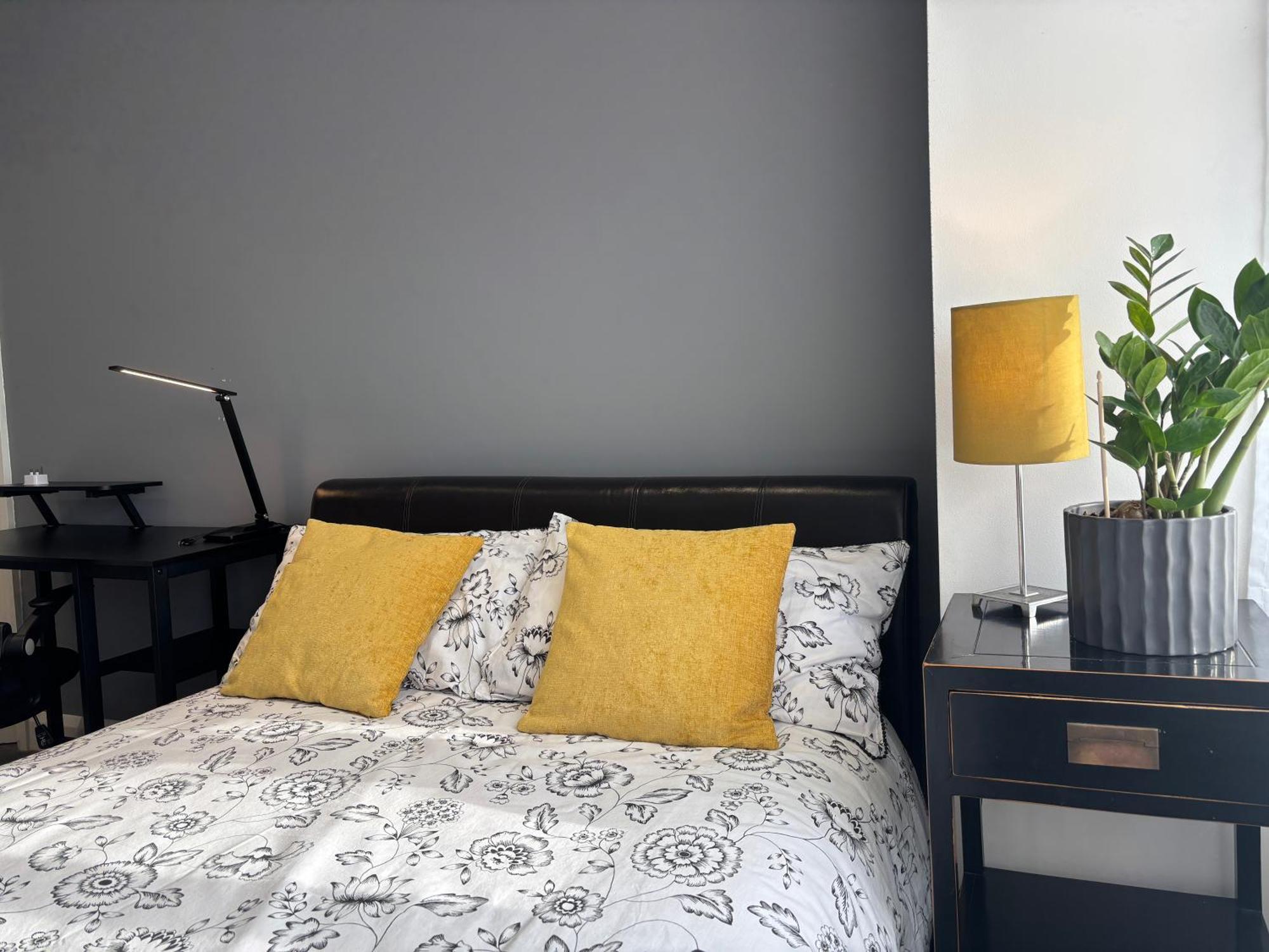 Entire House Floor Perfect For Couples & Freelancers - Available For Single Too Hotel Лондон Екстериор снимка
