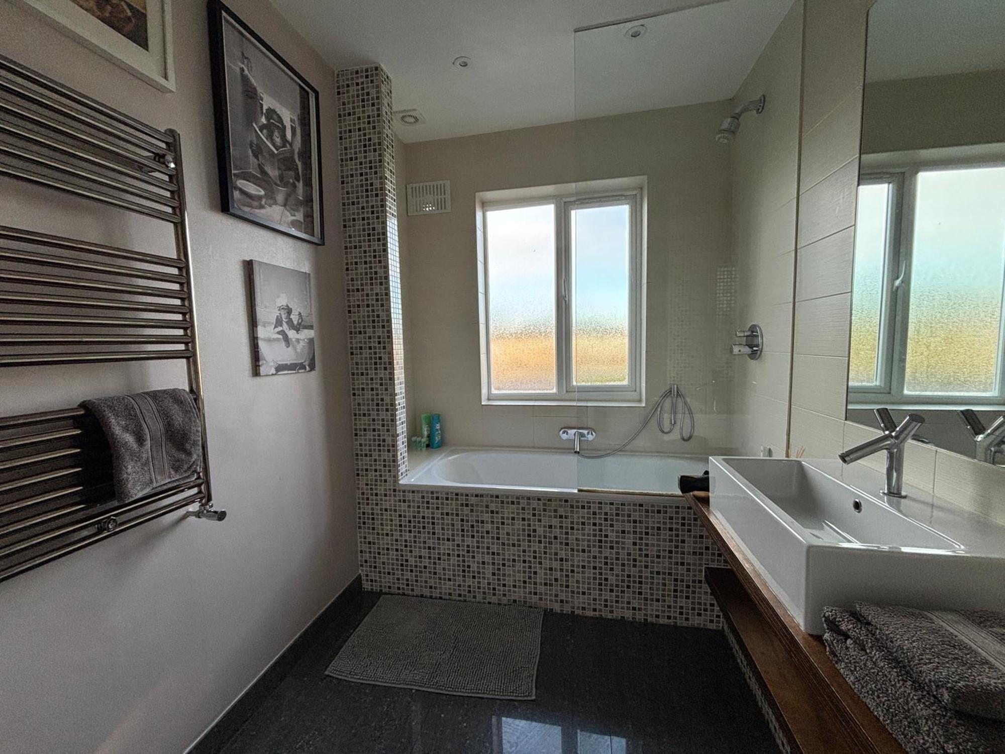 Entire House Floor Perfect For Couples & Freelancers - Available For Single Too Hotel Лондон Екстериор снимка