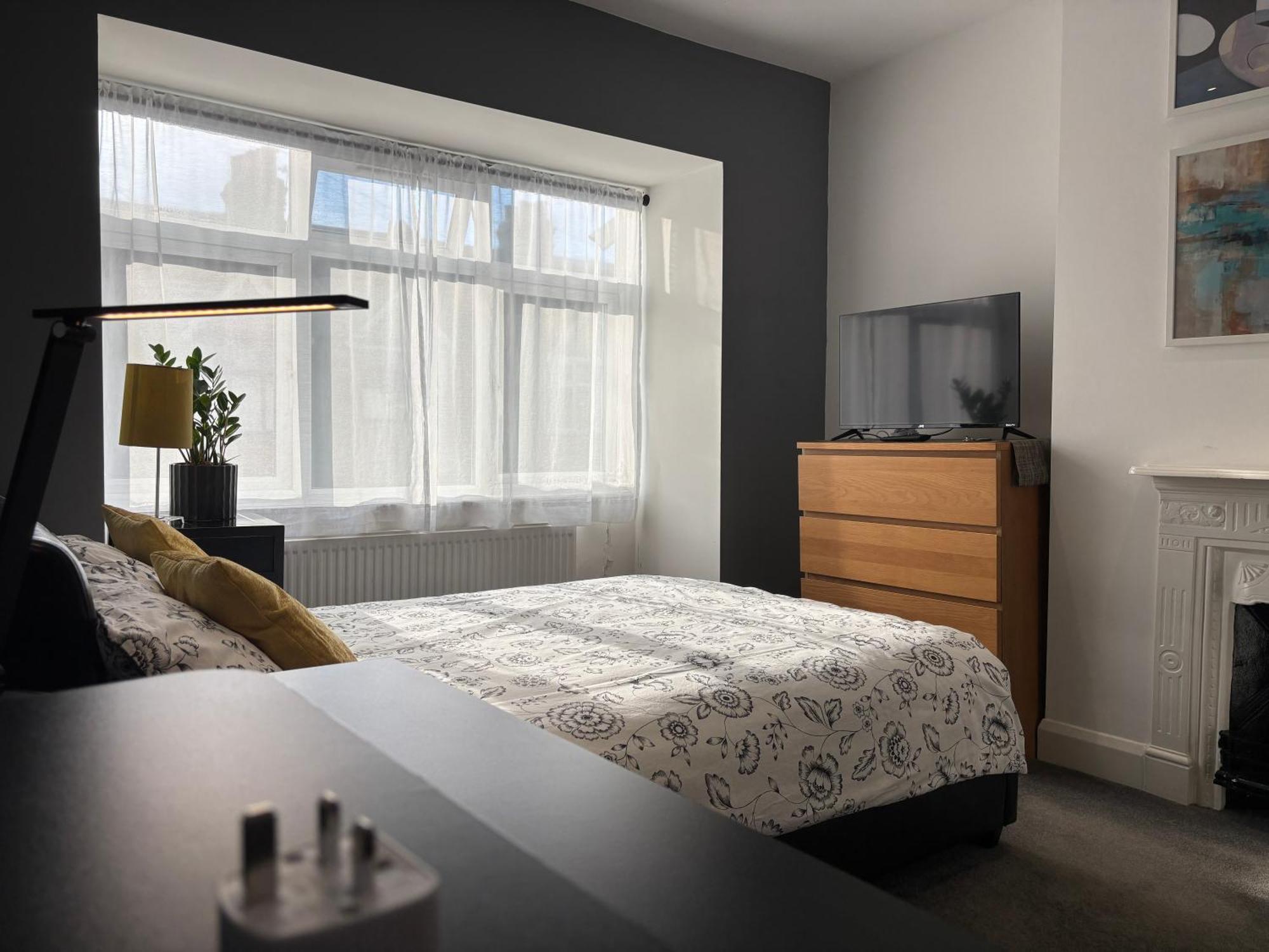 Entire House Floor Perfect For Couples & Freelancers - Available For Single Too Hotel Лондон Екстериор снимка