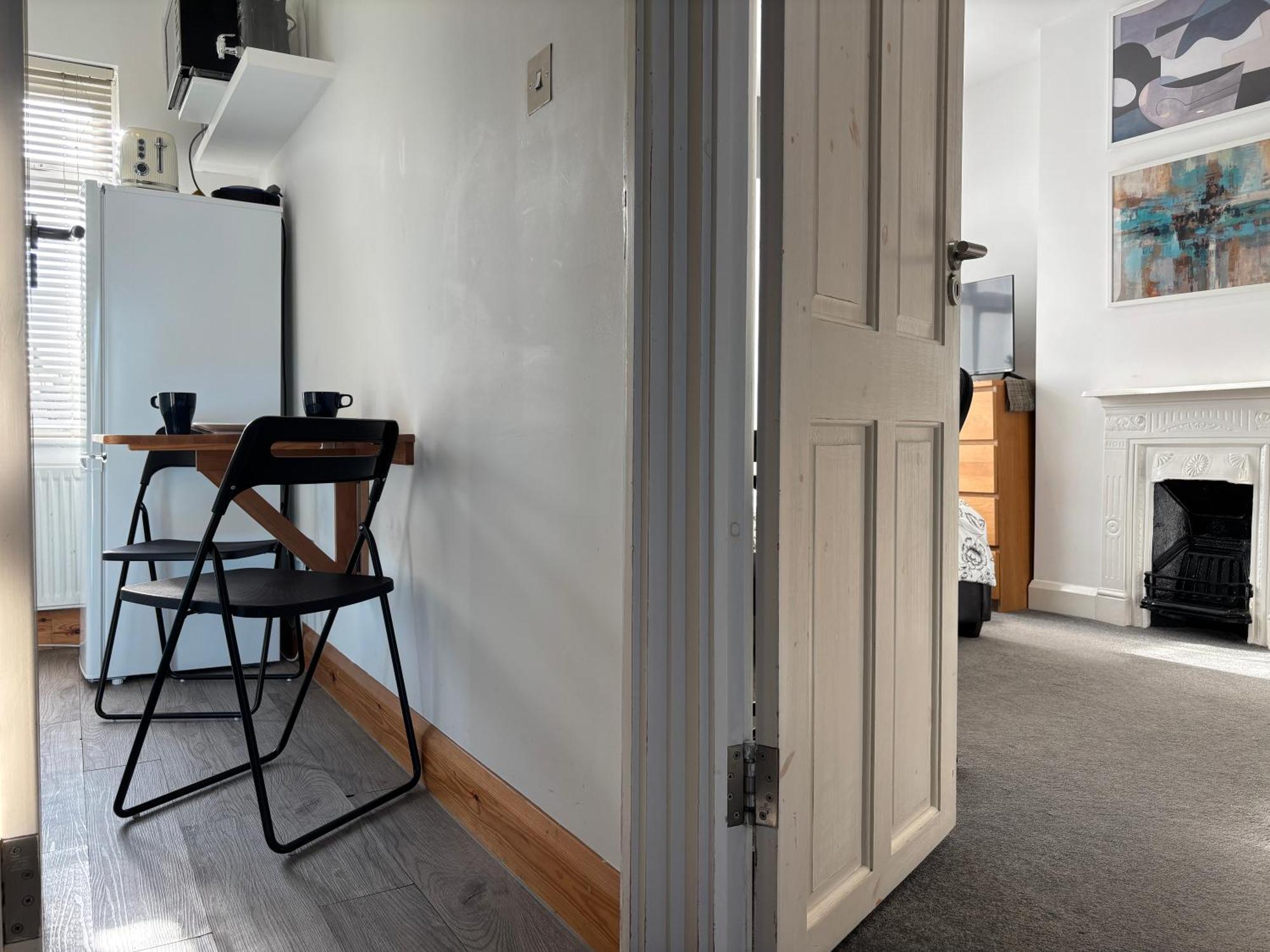 Entire House Floor Perfect For Couples & Freelancers - Available For Single Too Hotel Лондон Екстериор снимка