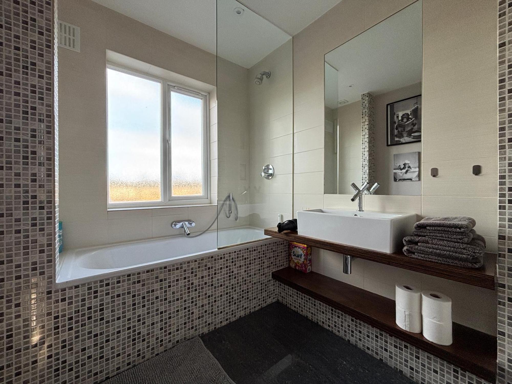 Entire House Floor Perfect For Couples & Freelancers - Available For Single Too Hotel Лондон Екстериор снимка
