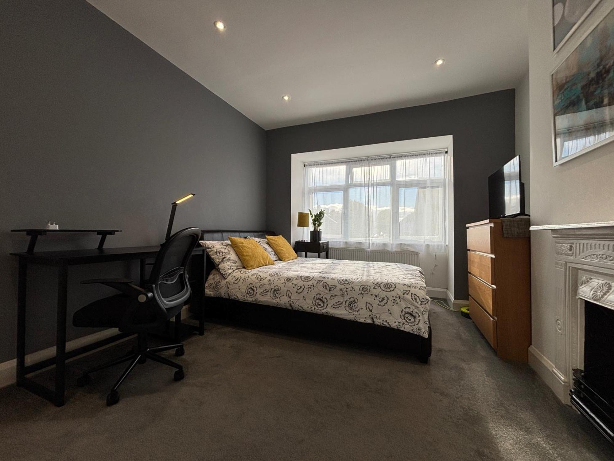 Entire House Floor Perfect For Couples & Freelancers - Available For Single Too Hotel Лондон Екстериор снимка